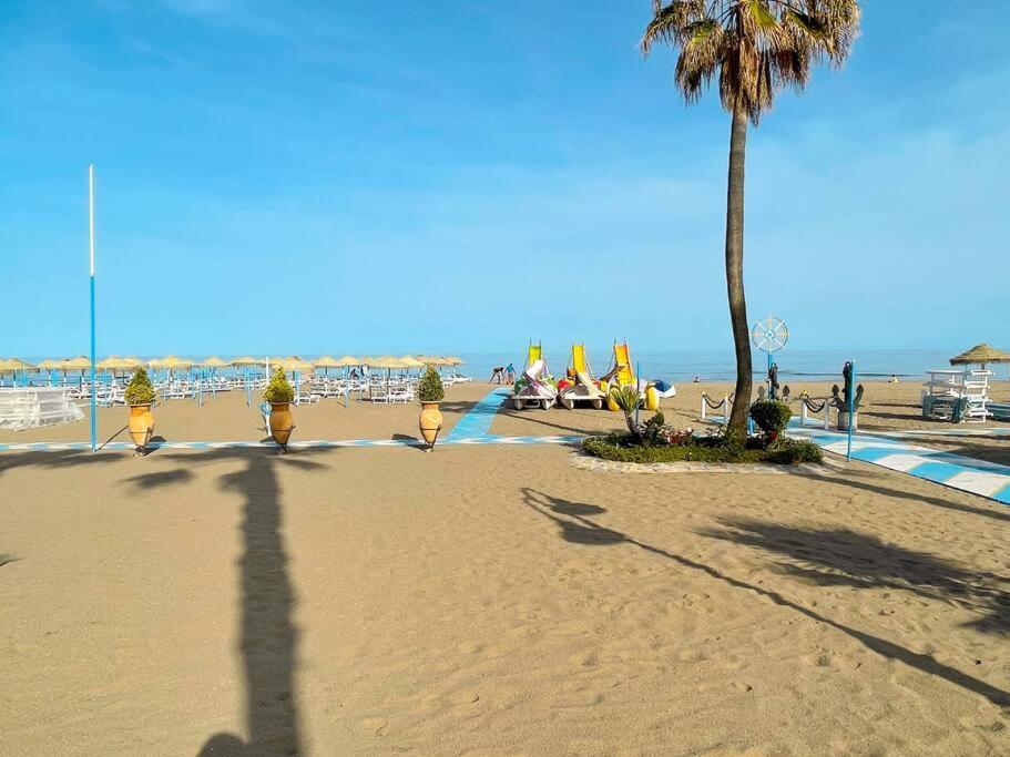 Seafront Apartment With Direct Access To The Beach Torremolinos Bagian luar foto