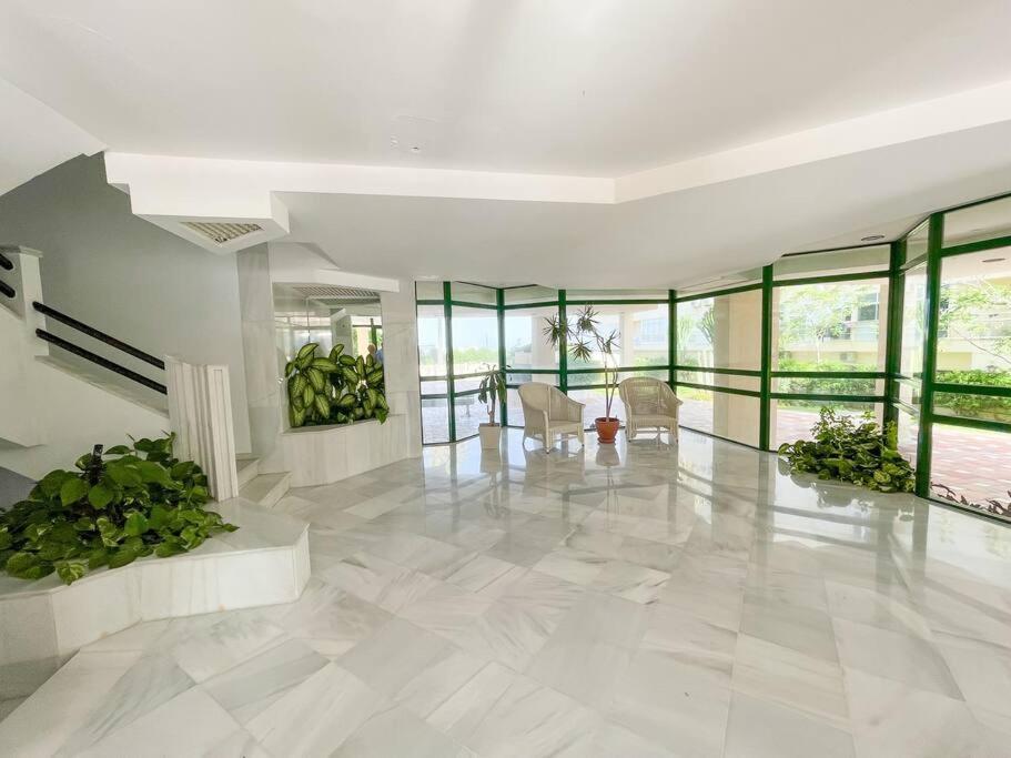 Seafront Apartment With Direct Access To The Beach Torremolinos Bagian luar foto