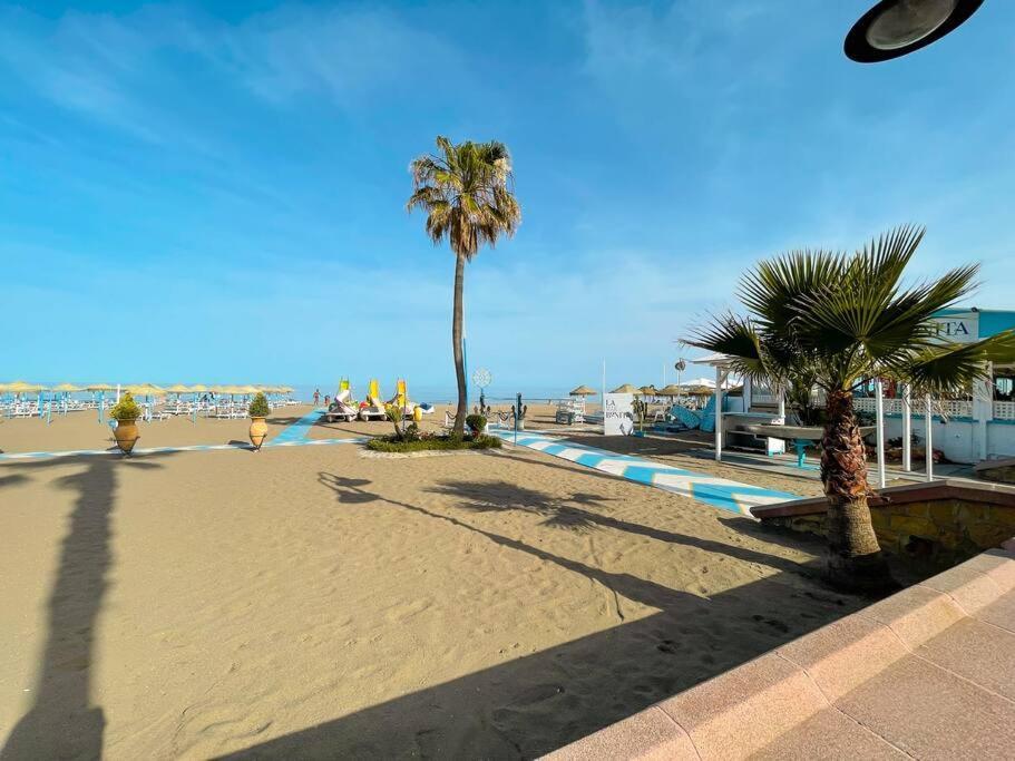 Seafront Apartment With Direct Access To The Beach Torremolinos Bagian luar foto
